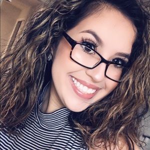 Meet your Posher, Mia monet